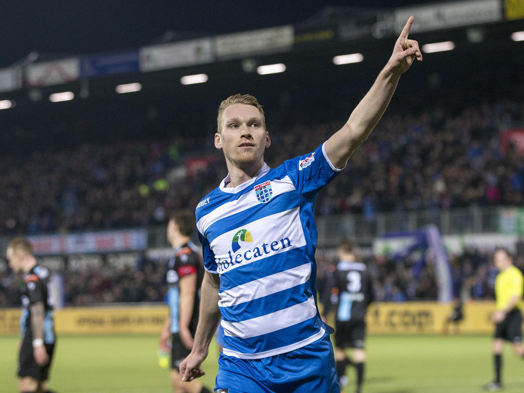 Stef Nijland kan een feestje vieren na het scoren van zijn tweede doelpunt tijdens het competitieduel PEC Zwolle - De Graafschap. (05-03-2016)