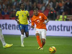 Patrick van Aanholt (r.) verving Terence Kongolo en speelde een goede wedstrijd tijdens Nederland - Ecuador. (17-5-2014)