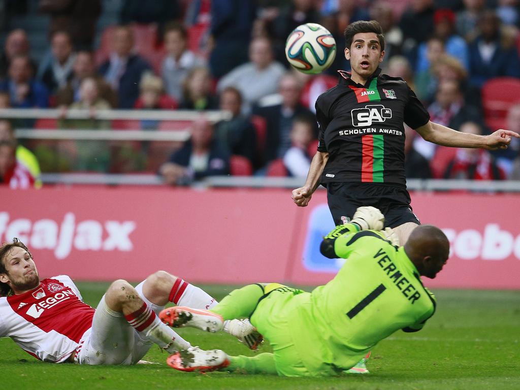 Alireza Jahanbakhsh scoort tijdens Ajax - NEC de 2-2 en voorkomt hoogstpersoonlijk directe degradatie. (3-5-2014)