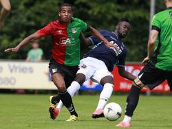 In een oefenduel tussen NEC en AZ omspeelt Marcel Appiah (l.) Djavan Anderson (r.). (20-07-2014)