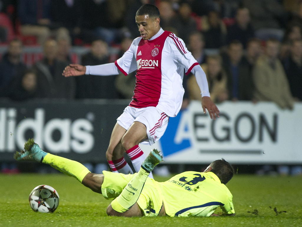 Juanma García is geen sta-in-de-weg meer in de wedstrijd Ajax A1 - FC Barcelona A1, maar hij gaat snel naar de grond. Damil Dankerlui gaat behendig over de Spanjaard heen. (04-11-2014)