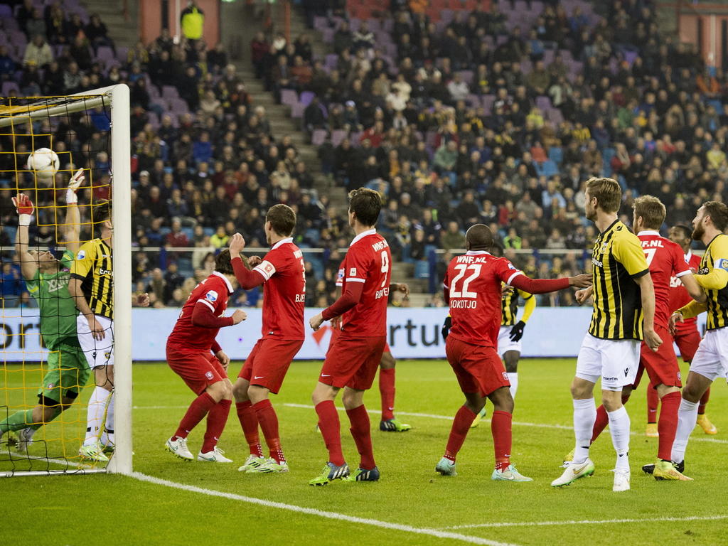 Vitesse speler Marko Vejinovic (niet op foto) maakt de 1-0 uit een corner . FC Twente keeper Nick Marsman kan de bal met tegen houden. (07-12-14)