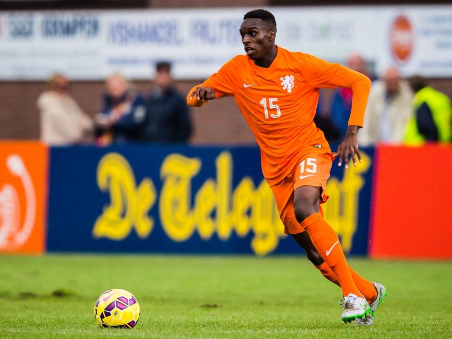 Rodney Kongolo heeft balbezit tijdens de oefeninterland Nederland -18 - Engeland -18. (05-09-2015)