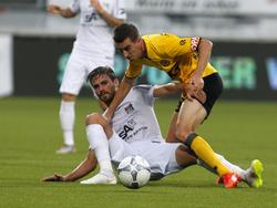 Christian Santos (l.) vecht een duel uit met Tom Van Hyfte (r.) tijdens het competitieduel Roda JC Kerkrade - NEC Nijmegen. (12-09-2015)