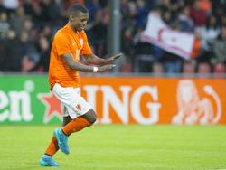 Riechedly Bazoer kan lachen tijdens het EK-kwalificatieduel Jong Nederland - Jong Cyprus. (04-09-2015)