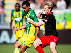 Roland Alberg (l.) houdt Rick Kruys (r.) van zich af tijdens de wedstrijd tussen ADO Den Haag en SBV Excelsior. (27-09-2015)