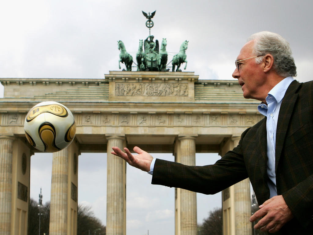 WM-Botschafter Franz Beckenbauer stellt vor dem Brandenburger Tor den offiziellen Spielball der WM 2006 in Deutschland vor: Teamgeist. (18.4.2006)