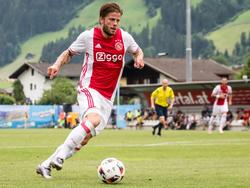 Lasse Schöne versnelt met de bal tijdens het oefenduel met het Oostenrijkse FC Liefering. (09-07-2016)