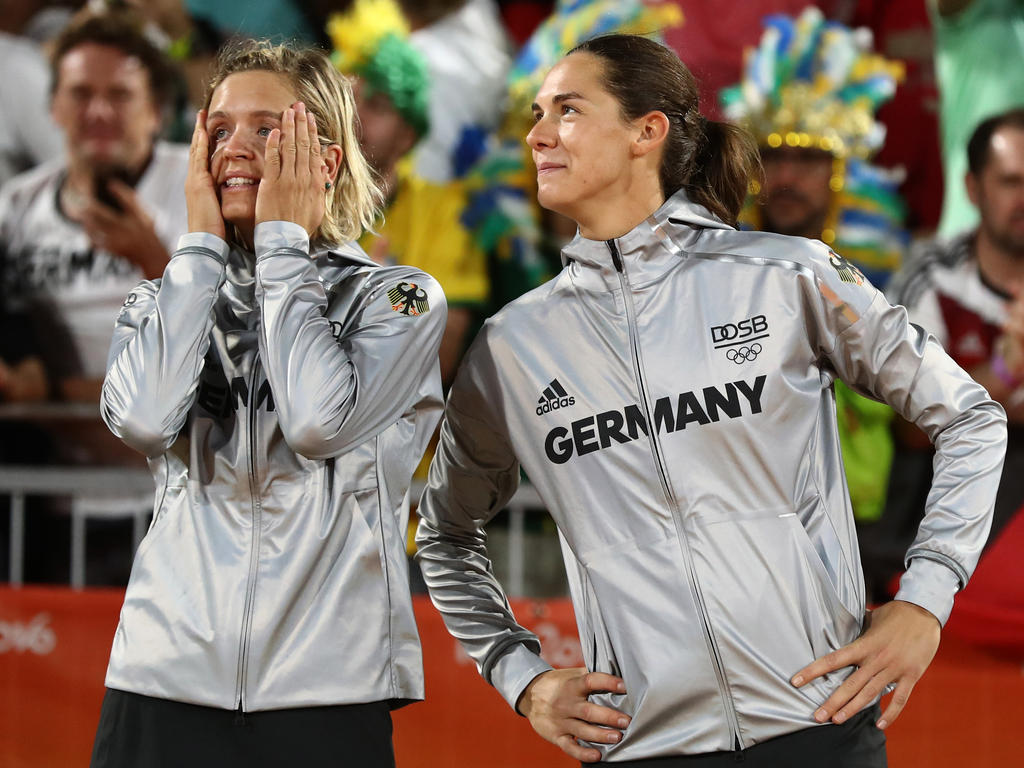 Laura Ludwig (li.) und Kira Walkenhorst winkt ein warmer Geld-Regen Laura Ludwig (li.) und Kira Walkenhorst winkt ein warmer Geld-Regen