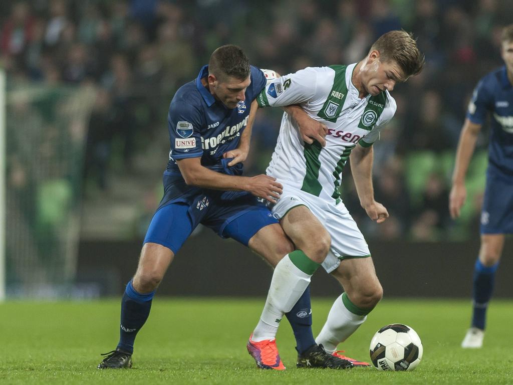 Stijn Schaars (l.) vecht een duel uit met Alexander Sørloth (r.) tijdens het competitieduel FC Groningen - sc Heerenveen (15-10-2016).