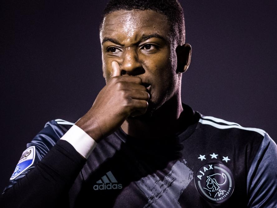 Riechedly Bazoer probeert zijn frustratie te beheersen tijdens het bekerduel van Ajax met Kozakken Boys. (26-10-2016) Riechedly Bazoer probeert zijn frustratie te beheersen tijdens het bekerduel van Ajax met Kozakken Boys. (26-10-2016)