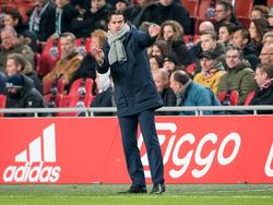 FC Groningen-trainer Ernest Faber geeft zijn ploeg aanwijzingen tegen Ajax. (04-12-2016)