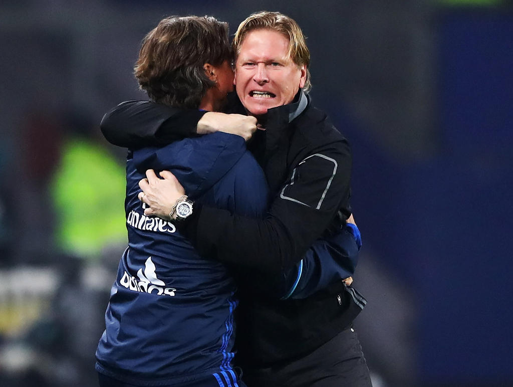 HSV-Coach Markus Gisdol (r.) war nach dem Erfolg gegen Augsburg mehr als erleichtert