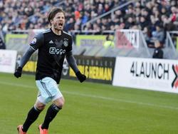 Lasse Schöne schreeuwt het uit van vreugde als hij zojuist Ajax op 0-1 heeft geschoten tegen FC Utrecht. (22-01-2017)