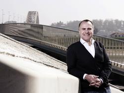 Danny Hoekman, technisch adviseur van NEC, poseert voor de iconische brug van Nijmegen. (09-04-2017)