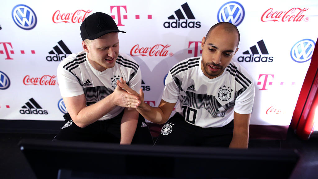 Weltmeister MoAuba (r.) konnte sowohl sein Einzelspiel als auch sein Doppel mit MegaBit (l.) gewinnen Weltmeister MoAuba (r.) konnte sowohl sein Einzelspiel als auch sein Doppel mit MegaBit (l.) gewinnen