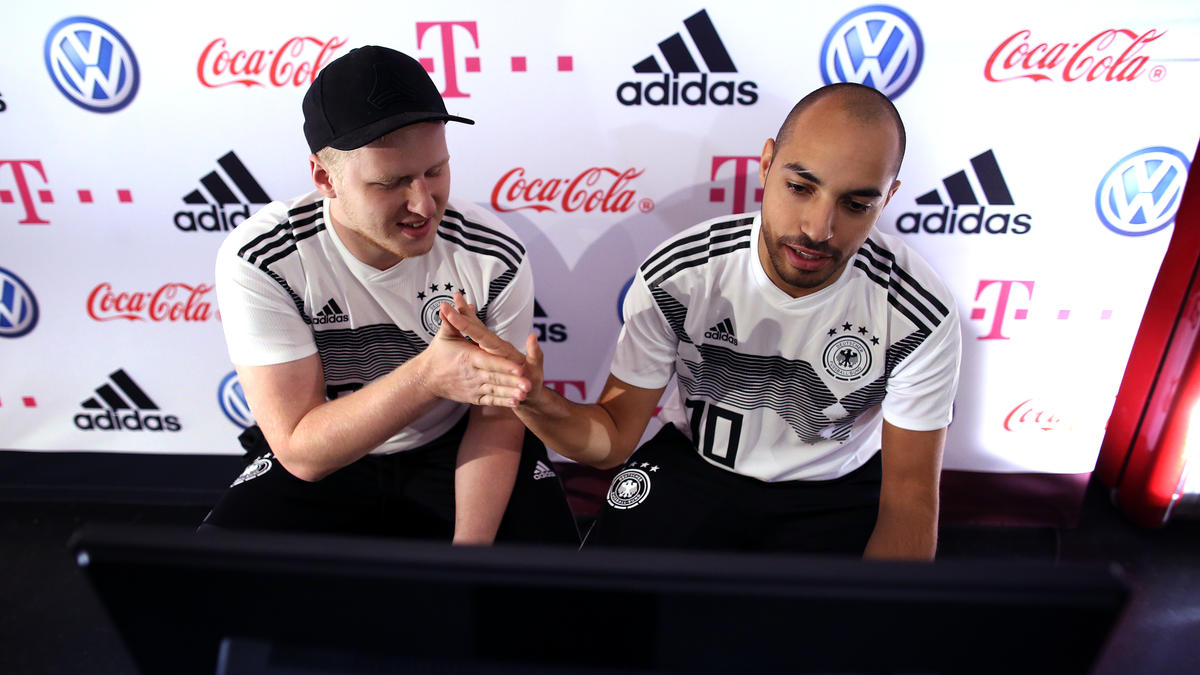 Weltmeister MoAuba (r.) konnte sowohl sein Einzelspiel als auch sein Doppel mit MegaBit (l.) gewinnen Weltmeister MoAuba (r.) konnte sowohl sein Einzelspiel als auch sein Doppel mit MegaBit (l.) gewinnen