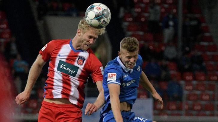 Heidenheims Sebastian Griesbeck (l) und Darmstadts Tim Skarke im Kopfballduell. Foto: Stefan Puchner Heidenheims Sebastian Griesbeck (l) und Darmstadts Tim Skarke im Kopfballduell. Foto: Stefan Puchner