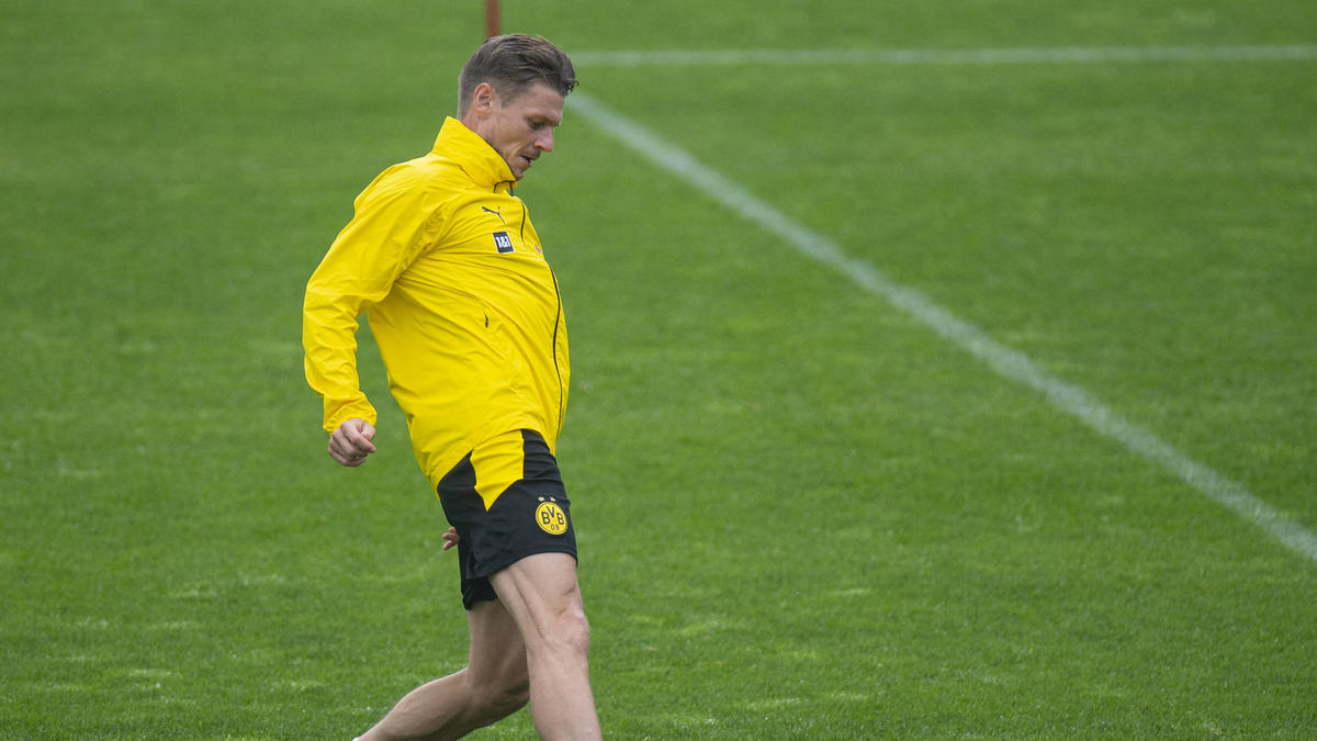 BVB-Trainer Lucien Favre hat für das Spiel gegen den FC Bayern eine weitere Option zur Verfügung BVB-Trainer Lucien Favre hat für das Spiel gegen den FC Bayern eine weitere Option zur Verfügung