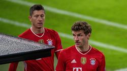 Thomas Müller (r.) sieht im Ausfall von Robert Lewandowski auch eine Herausforderung an die Mannschaft, das gemeinsam aufzufangen