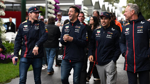 Formel-1-Star Daniel Ricciardo (M.) bleibt Thema bei Red Bull