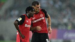 Jeremie Frimpong (l.) von Bayer Leverkusen weckt wohl Begehrlichkeiten auf dem Transfermarkt