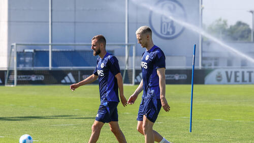 Dominick Drexler (l.) und Timo Baumgartl sind beim FC Schalke 04 außen vor