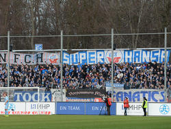In Magdeburg nur begrenzt zugelassen: Rostocker Fans bei einem Auswärtsspiel
