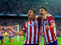 Koke (l.) en David Villa (r.) vieren de 1-0 tijdens Atlético Madrid - FC Barcelona. (9-4-2014)