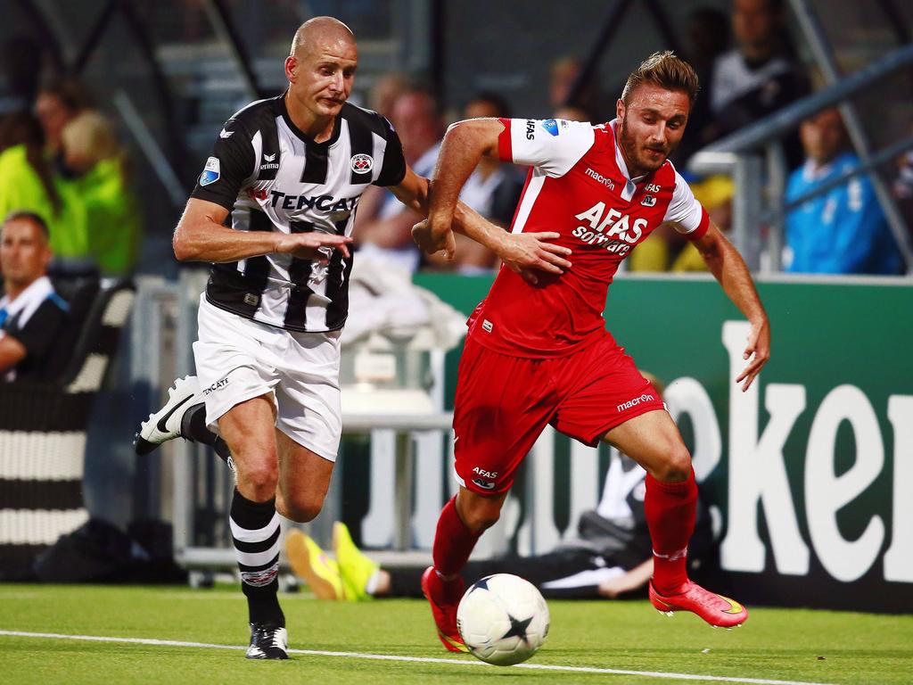 Muamer Tanković (r.) duelleert met Bas Sibum (l.) tijdens Heracles Almelo - AZ Alkmaar. (9-8-2014)