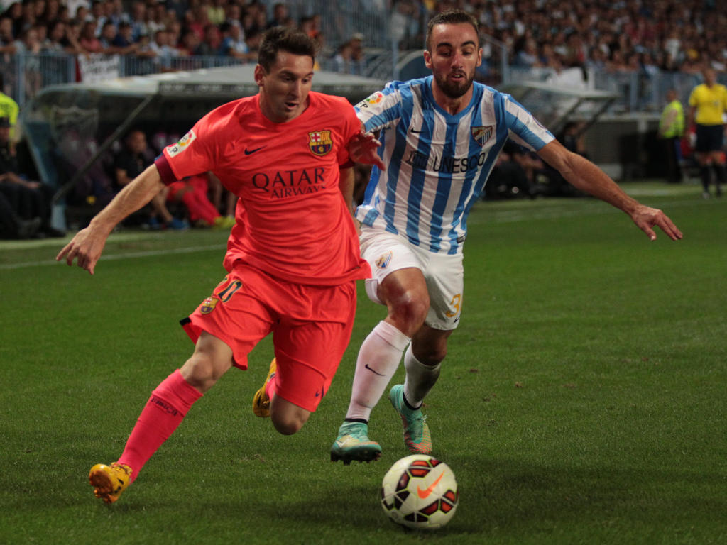Serdi Darder pugna con Messi en un partido en Málaga ante el FC Barcelona. (Foto: Getty)