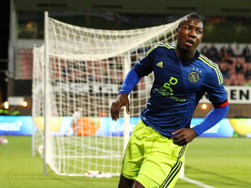 Sheraldo Becker loopt met een bepaalde allure weg bij de goal als hij Jong Ajax op voorsprong heeft gezet tegen Helmond Sport. (17-10-2014) Sheraldo Becker loopt met een bepaalde allure weg bij de goal als hij Jong Ajax op voorsprong heeft gezet tegen Helmond Sport. (17-10-2014)