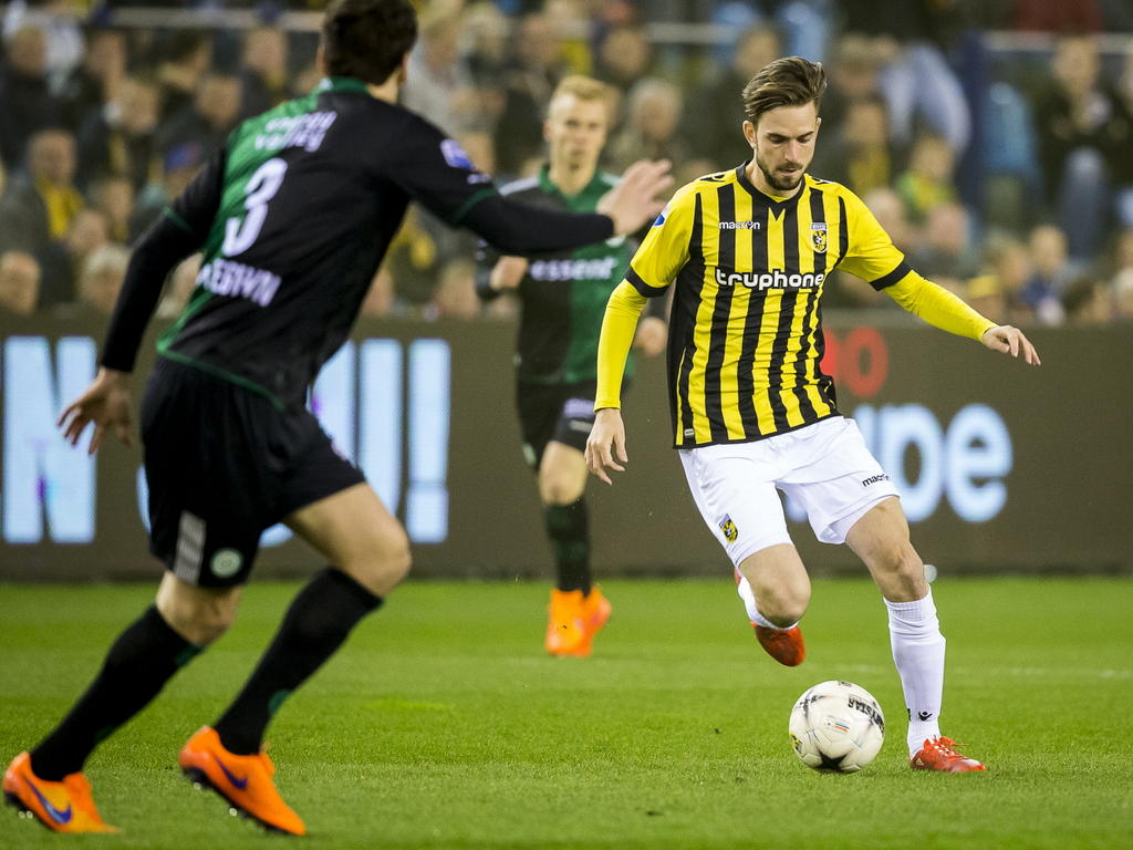 Met de buitenkant van zijn rechtervoet verplaatst Davy Pröpper (r.) het spel tijdens Vitesse - FC Groningen (04-04-2015)