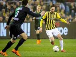 Met de buitenkant van zijn rechtervoet verplaatst Davy Pröpper (r.) het spel tijdens Vitesse - FC Groningen (04-04-2015)