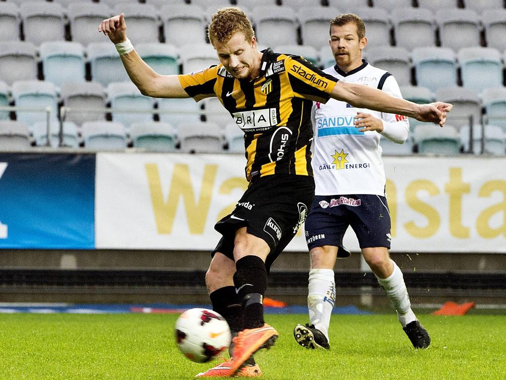 Simon Gustafson van BK Häcken in scoringspositie in de wedstrijd tegen Göteborg. (25-10-2014)
