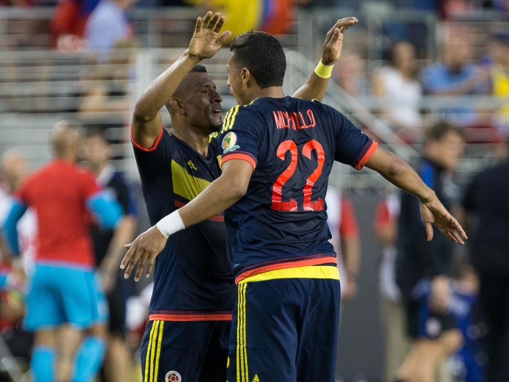 Farid Díaz (l.) en Jeison Murillo (r.) vieren de overwinning van Colombia in de openingswedstrijd van de Copa América tegen de Verenigde Staten. (04-06-2016)