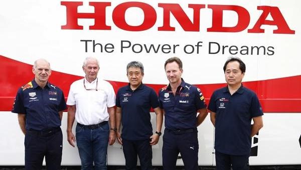 Erfolgsallianz? Adrian Newey, Helmut Marko, Masashi Yamamoto, Christian Horner und Toyoharu Tanabe Erfolgsallianz? Adrian Newey, Helmut Marko, Masashi Yamamoto, Christian Horner und Toyoharu Tanabe