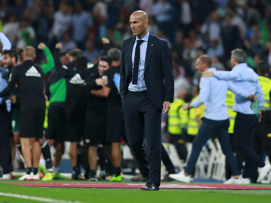 Zidane estuvo muy inquieto en la banda del Bernabéu contra el Betis. (Foto: Getty)
