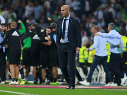 Zidane estuvo muy inquieto en la banda del Bernabéu contra el Betis. (Foto: Getty)