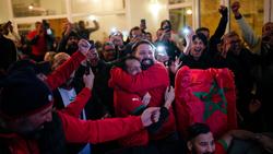Marokko-Fans jubeln beim Public Viewing in Marseille nach dem Sieg ihrer Mannschaft