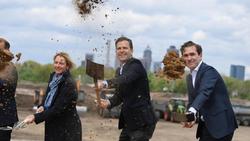 Oliver Bierhoff beim Spatenstich in Frankfurt