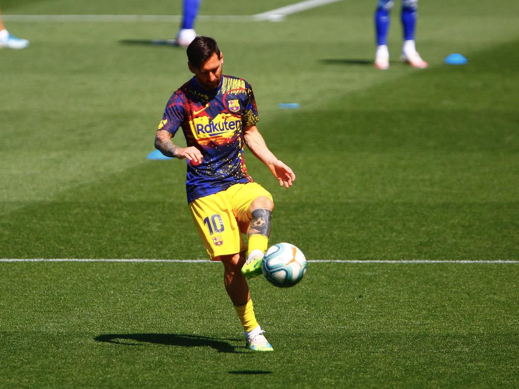 Messi en el calentamiento ante el Deportivo Alavés.
