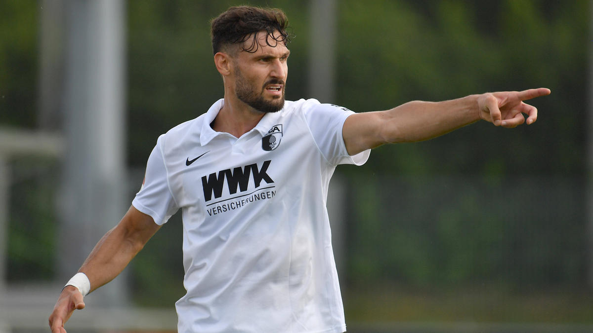Daniel Caligiuri hat für drei Jahre in Augsburg unterschrieben Daniel Caligiuri hat für drei Jahre in Augsburg unterschrieben