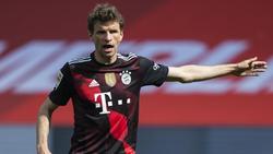 Thomas Müller erteilt auf dem Spielfeld Anweisungen an Mannschaftskameraden