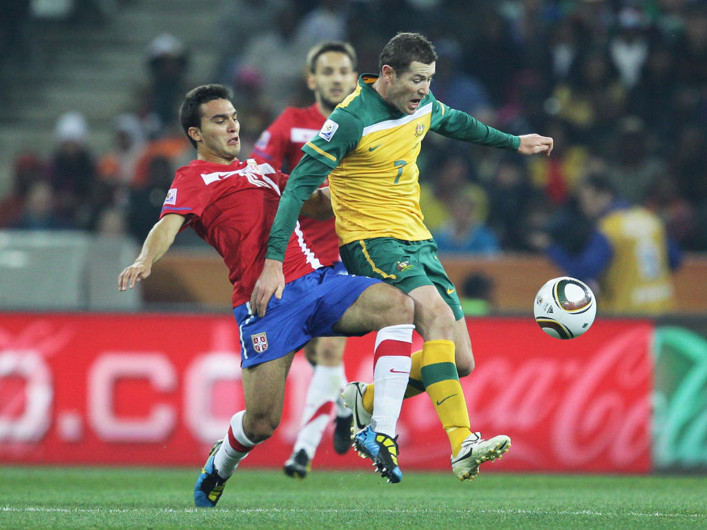 Brett Emerton in duel met Ivan Obradović tijdens de wedstrijd Australië - Servië. (23-06-2010)