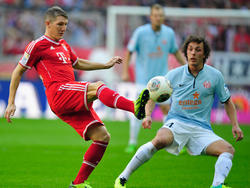 Bastian Schweinsteiger (l.) spielt den Ball weiter