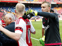 Een gebbetje van Jasper Cillessen (r.). De doelman van Ajax sproeit water in de nek van Davy Klaassen (r.) na de 4-0 overwinning op ADO Den Haag. (30-08-2015)