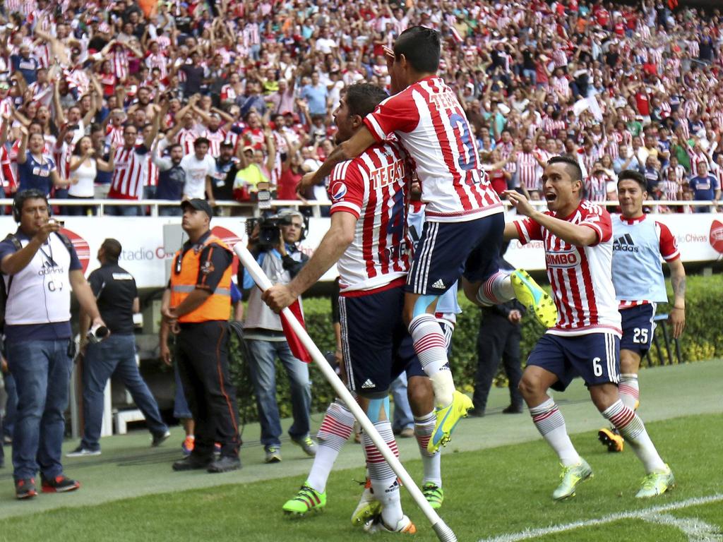 Jair Pereira celebra el gol de las Chivas en el derbi de Guadalajara. (Foto: Imago)