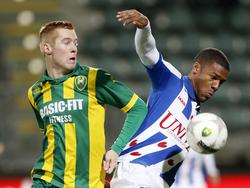 Mike van Duinen (l.) in duel met Kenneth Otigba (r.) tijdens ADO Den Haag - sc Heerenveen. (04-12-2013)