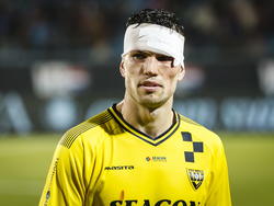 Pim Balkestein is flink toegetakeld nadat hij in het duel tegen FC Eindhoven een elleboog krijgt. (26-09-2014)
